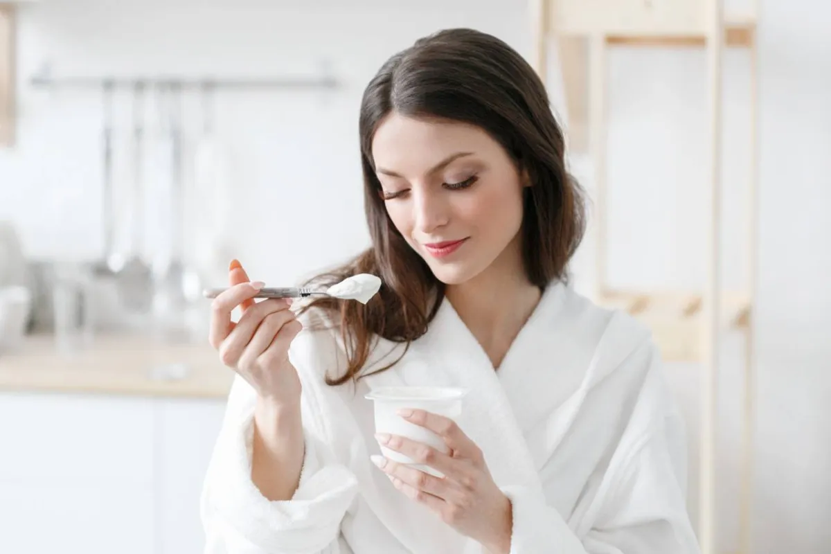 صورة لامرأة تتناول الزبادي