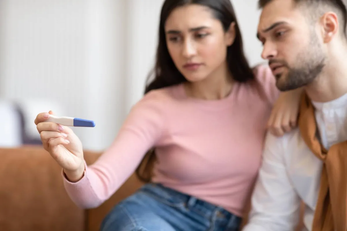 صورة لزوجين يحاولان إنجاب طفل