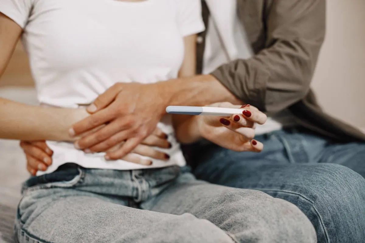 صورة لزوجين سعيدين بالحمل