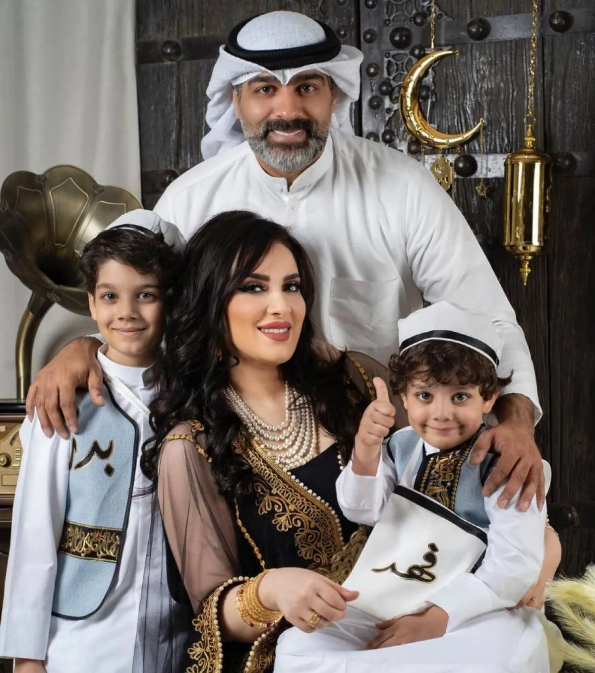 هبة الدري بصحبة زوجها نواف العلي وولداهما بدر وفهد - صورة من حسابها الرسمي على موقع " انستغرام"