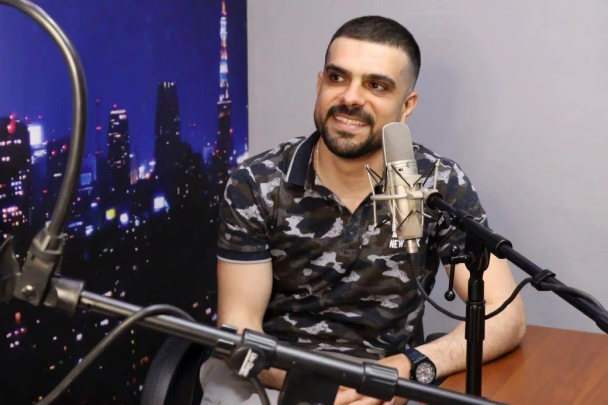 يزن الخليل خلال اللقاء - الصورة من اذاعة المدينة اف ام