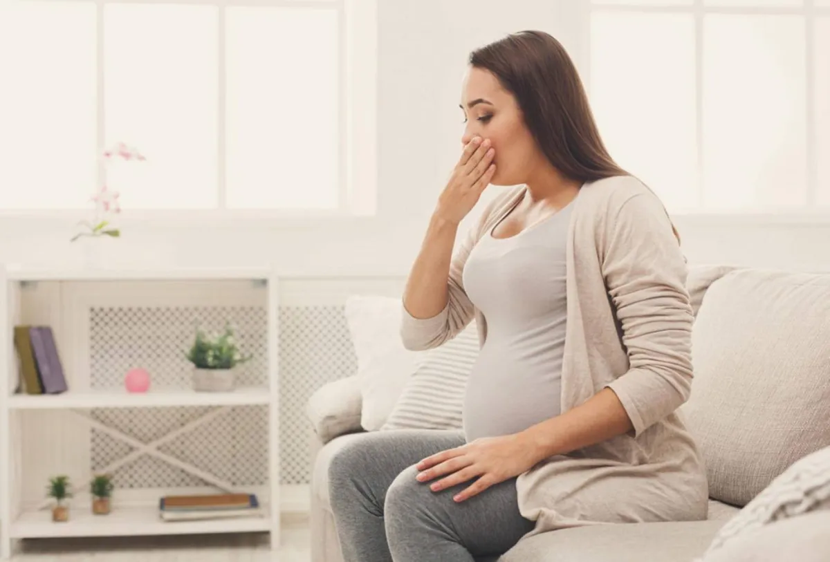 صورة لحامل تشعر بالغثيان