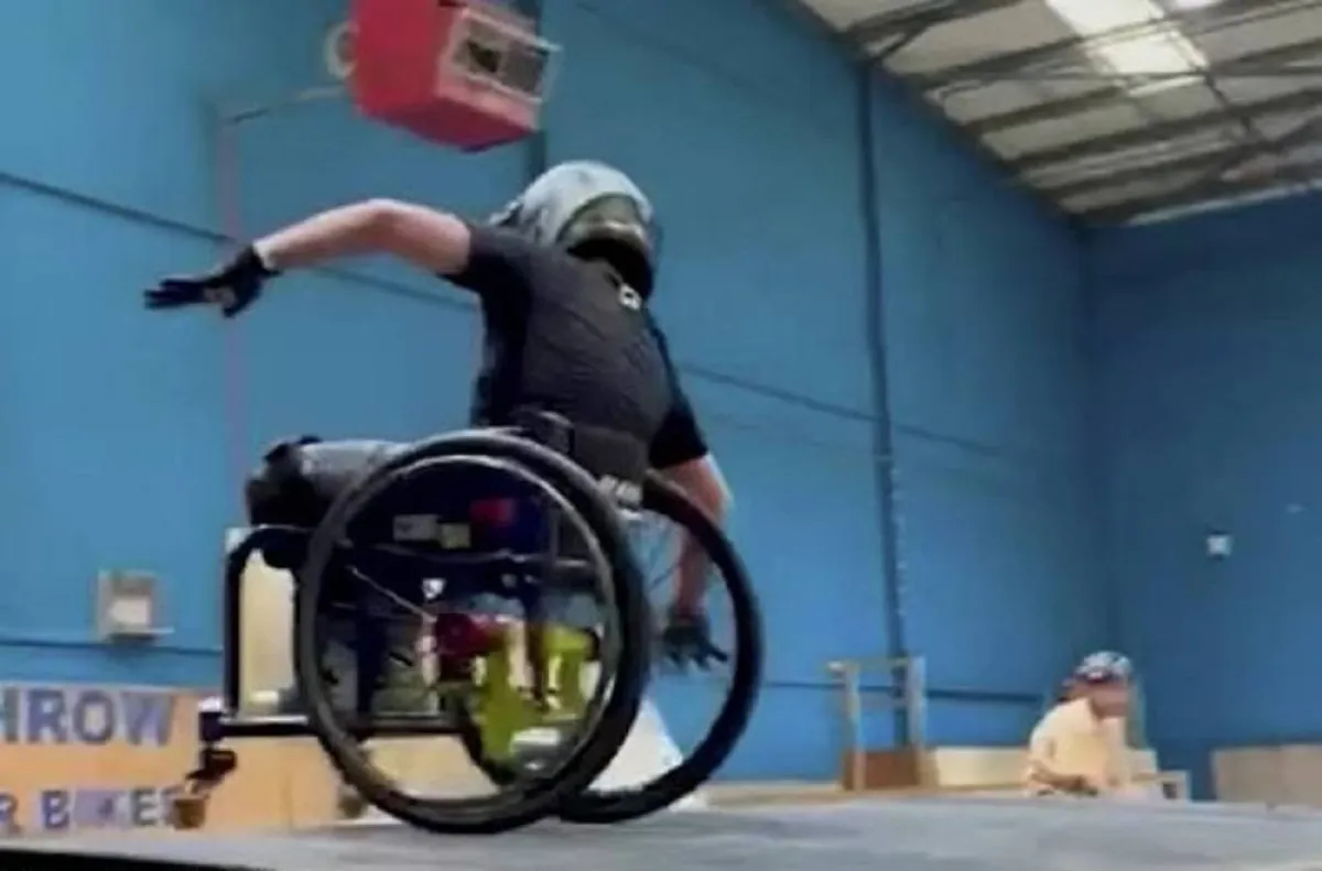 صورة الطفل بنيامين في حركات بهلوانية