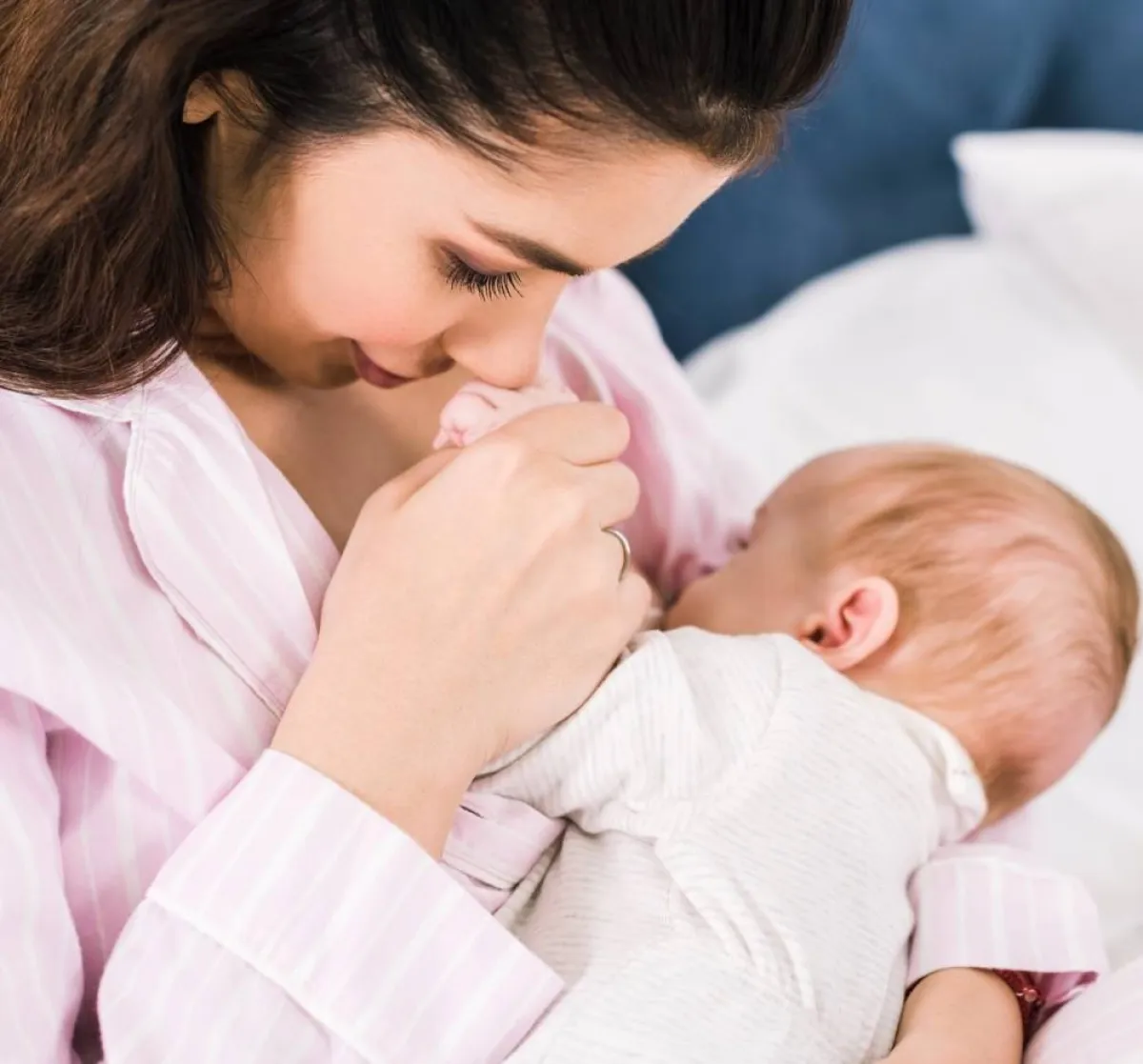 صورة لأم تحرص على الرضاعة الطبيعية