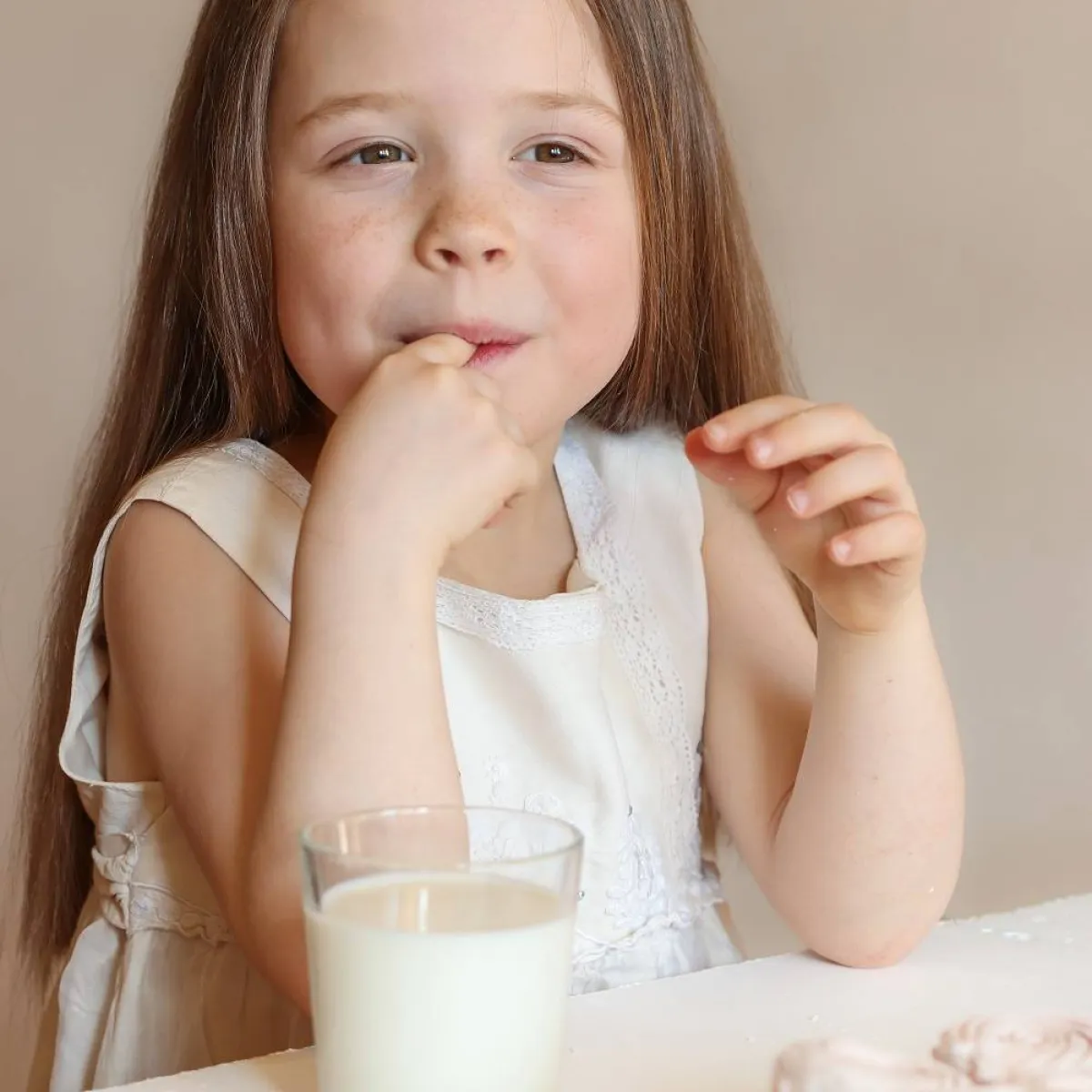 صورة لطفلة تتناول طعامها الخاص