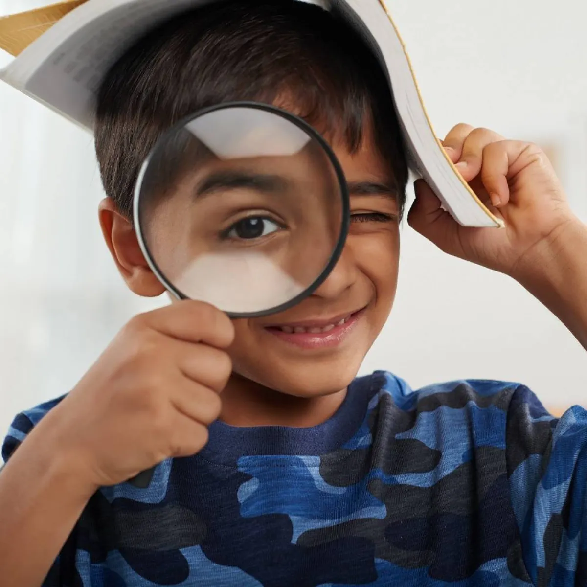 صورة لطفل محب للمعرفة