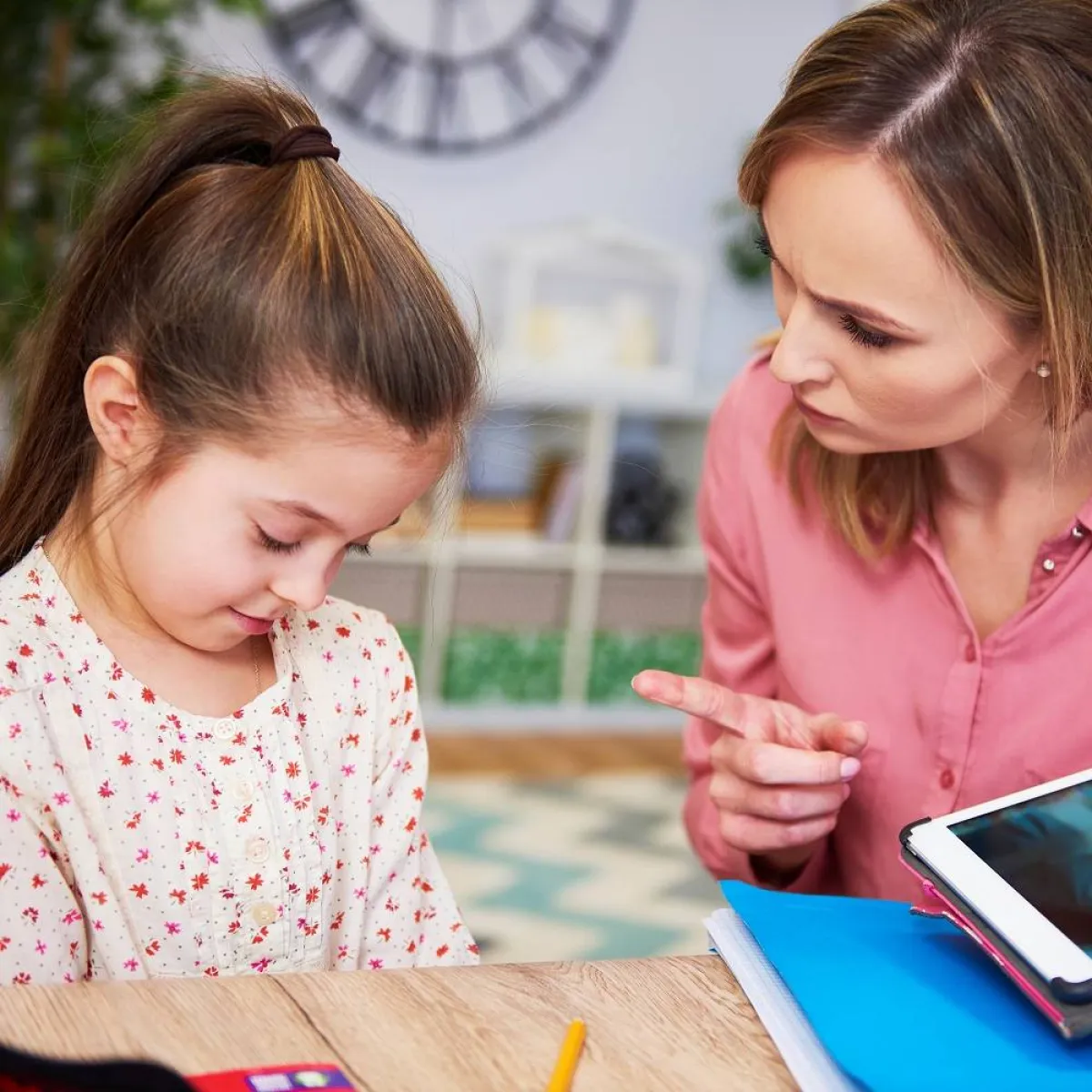 صورة لأم تعاتب طفلتها