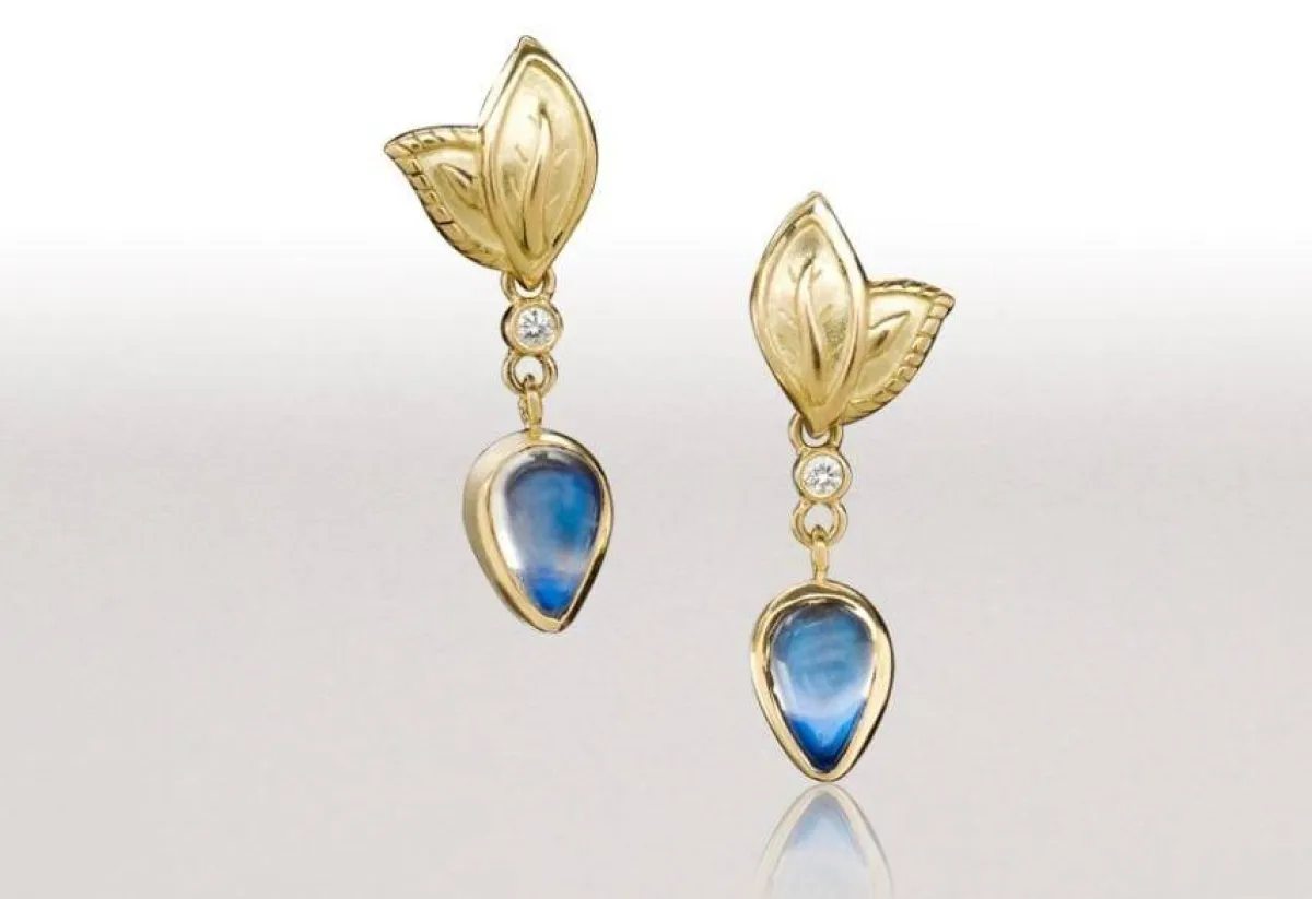 أقراط بحجر القمر الأزرق من Conni Mainne