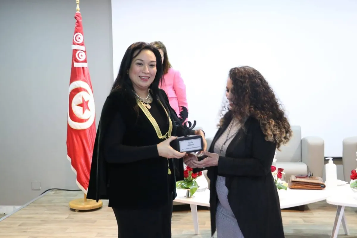 آمال بلحاج موسى وزيرة الاسرة والمراة تسلم أمامة الزاير جائزتها