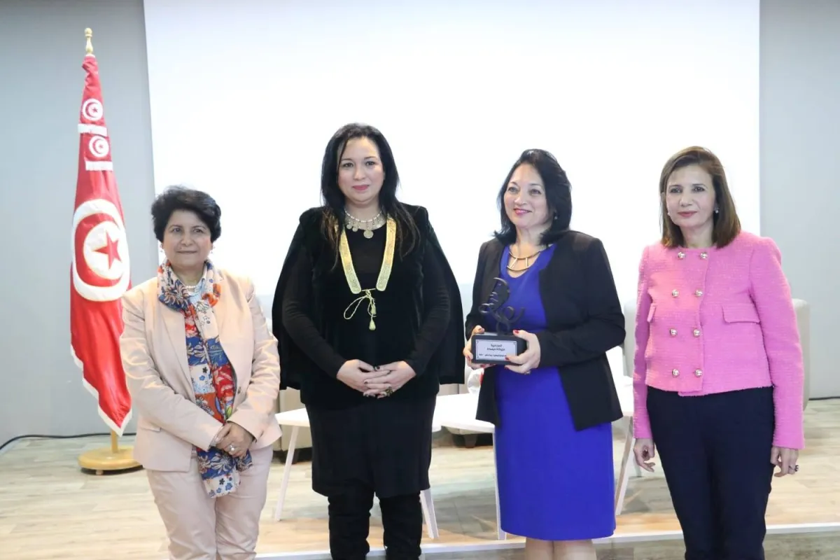 وزيرة الاسرة والمراة  تتوسط  بعض الفائزات