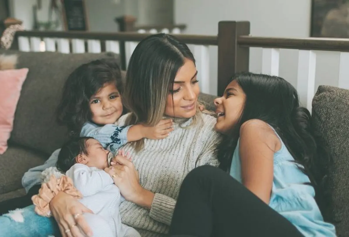 صورة توضح علاقة الأم بأطفالها