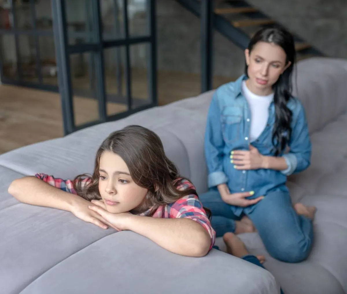 صورة توضح غيرة الابنة الكبرى من الحمل القادم