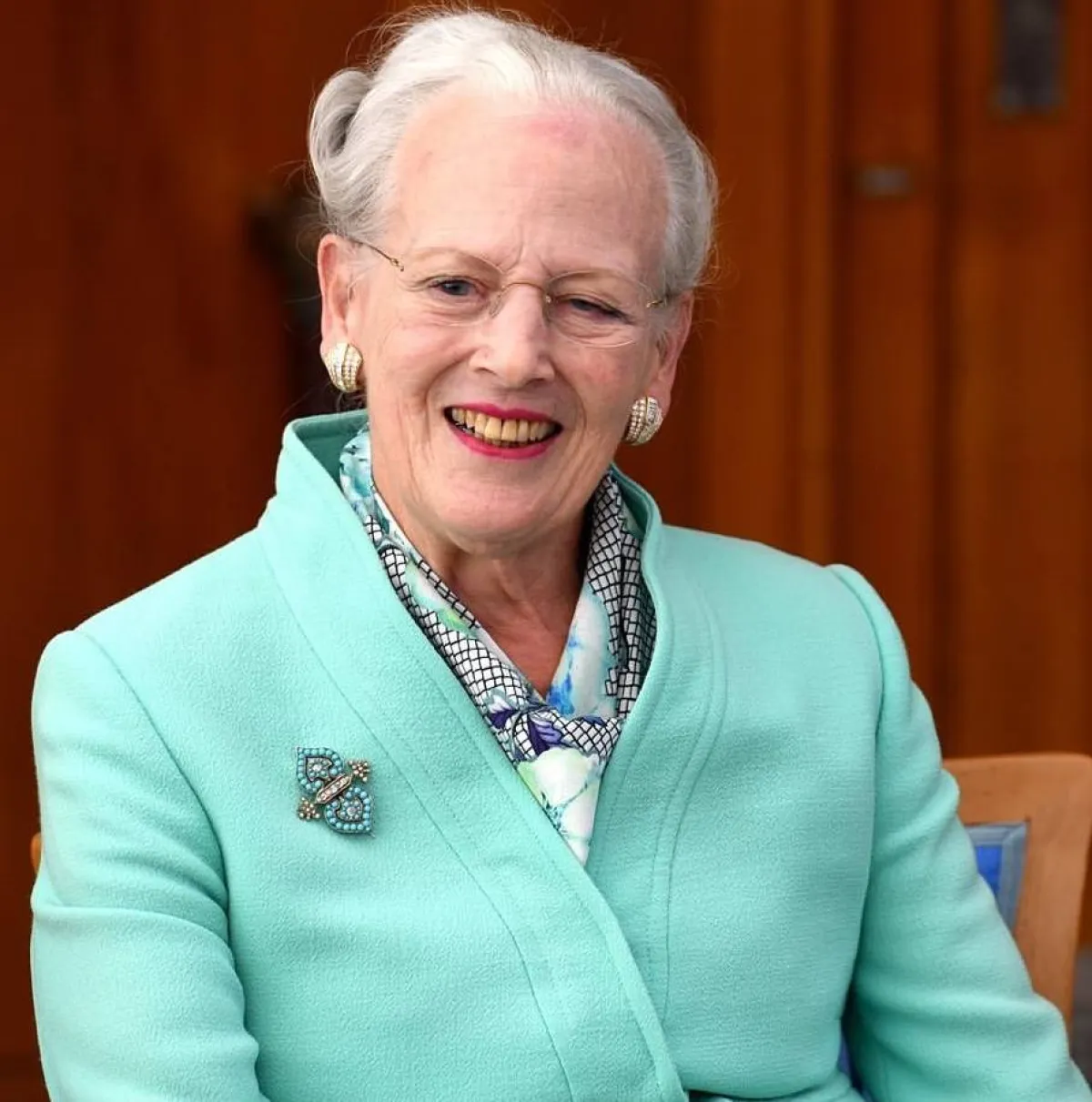 الملكة مارغريت بأقراط من الذهب الأصفر والأبيض والألماس