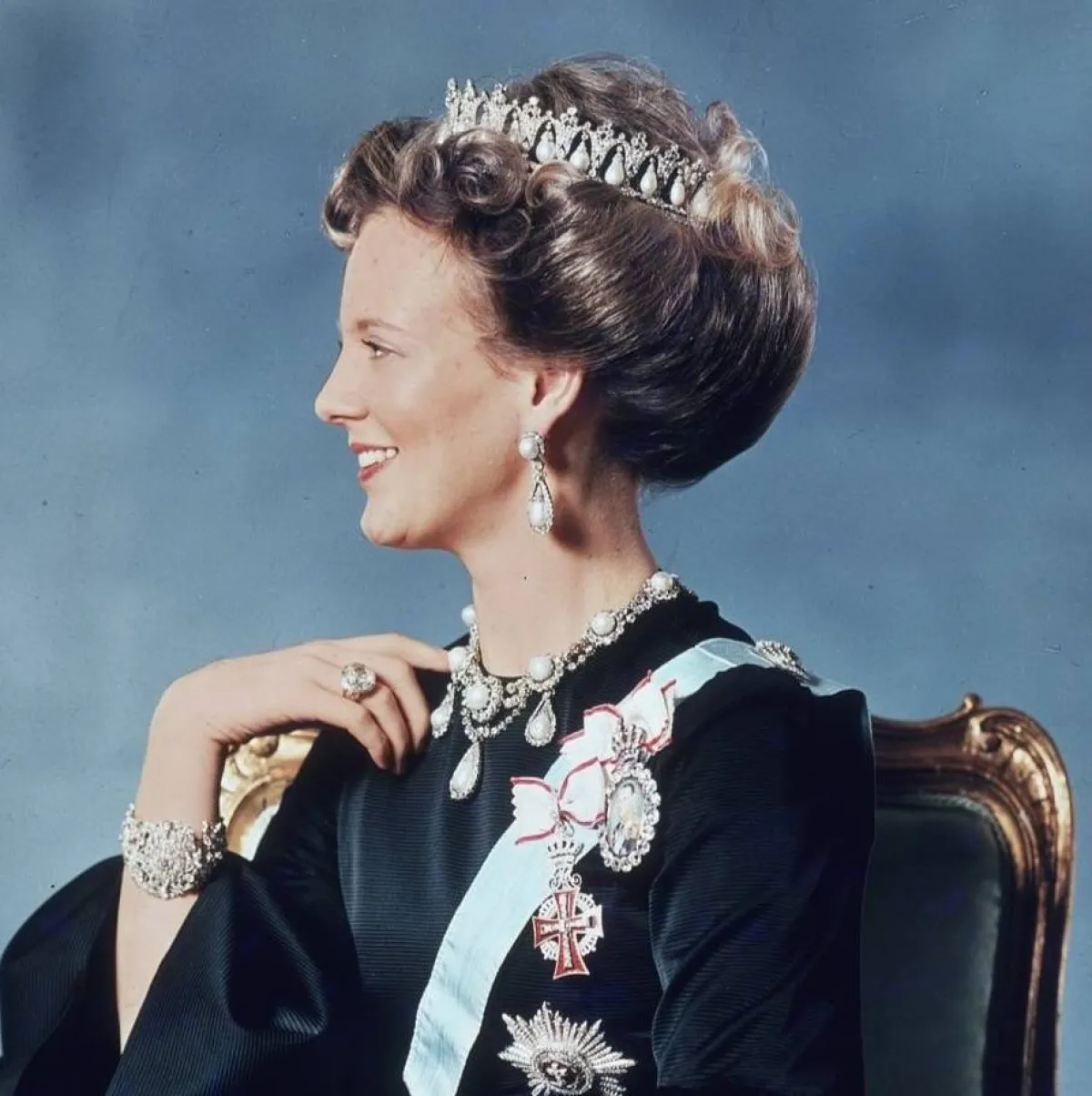الملكة مارغريت بقلادة وتاج فخم من الألماس واللؤلؤ  والذهب الأبيض