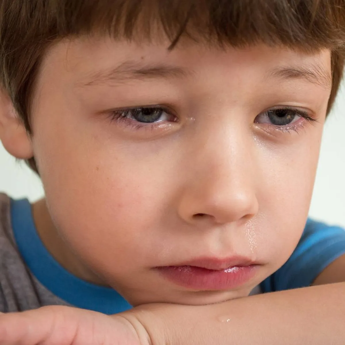 صورة لطفل يعاني نفسياً