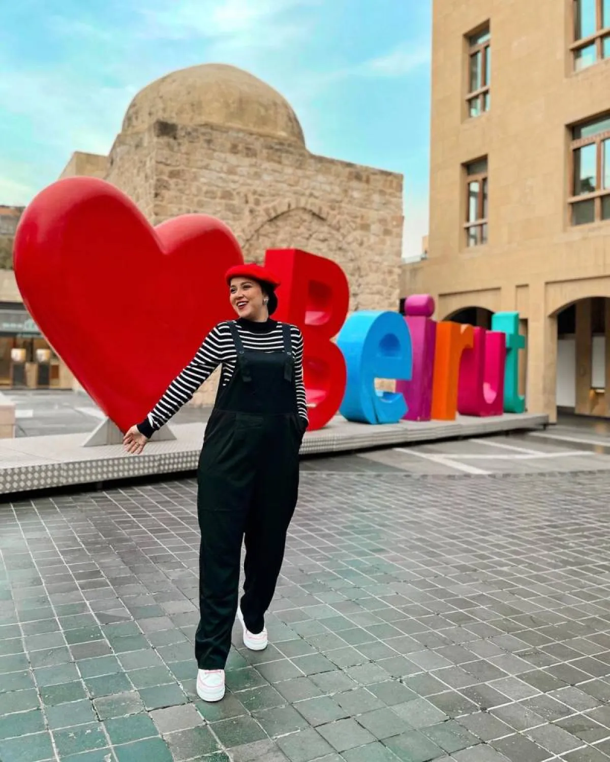 فاطمة نصر بجمبسوت أسود وقبعة حمراء