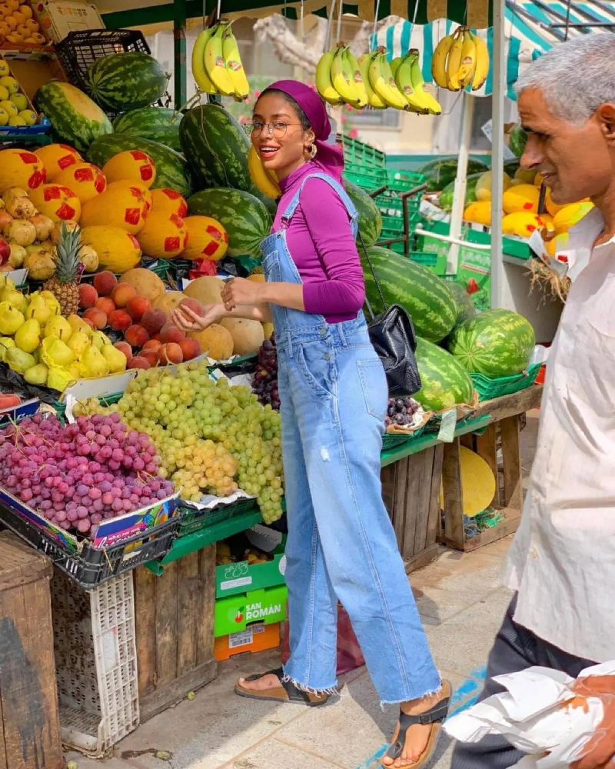 صوفيا جودسون بجمبسوت جينز أزرق فاتح وتوربان بنفسجي
