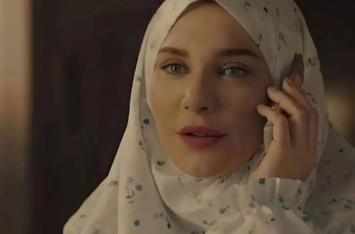 سلاف فواخرجي بالحجاب - الصورة لقطة شاشة من المسلسل