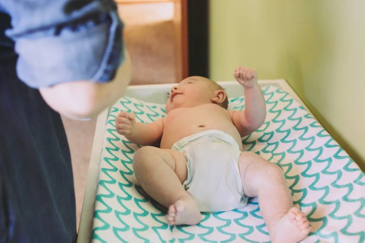 صورة لتغيير حفاض الطفل