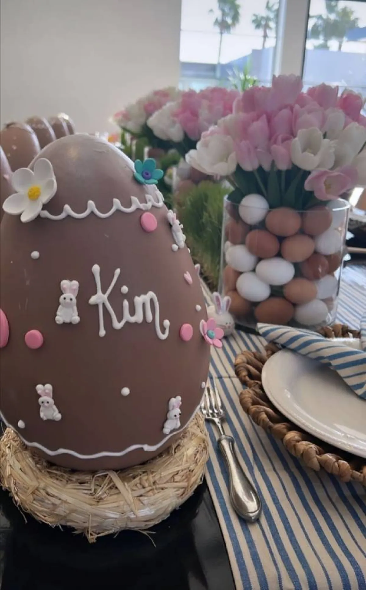 بيضة من الشيكولاتة مكتوب عليها اسم كيم- الصورة من قصص إنستغرام كيم كاردشيان