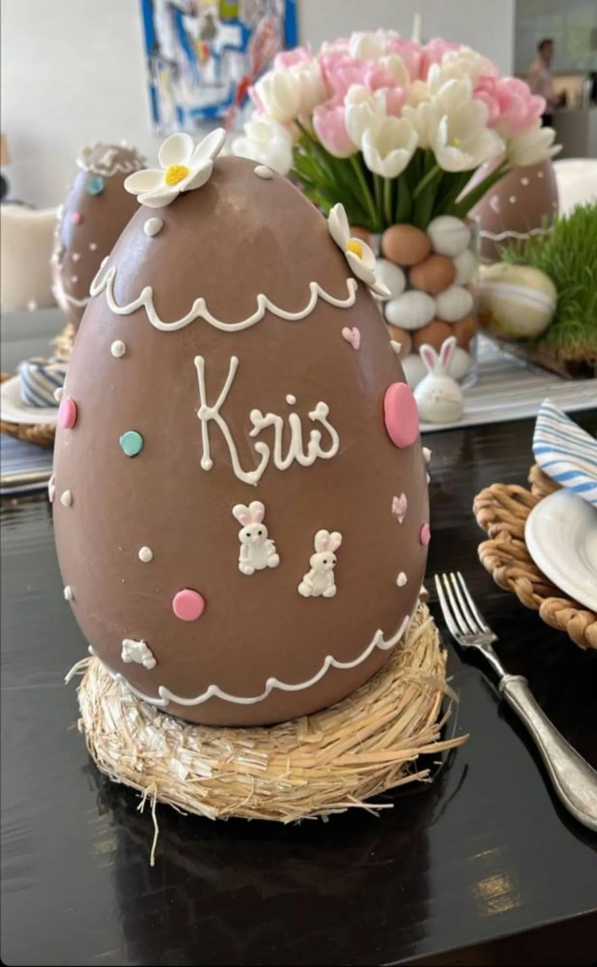 بيضة من الشيكولاتة مكتوب عليها اسم كريس- الصورة من قصص إنستغرام كريس جينير