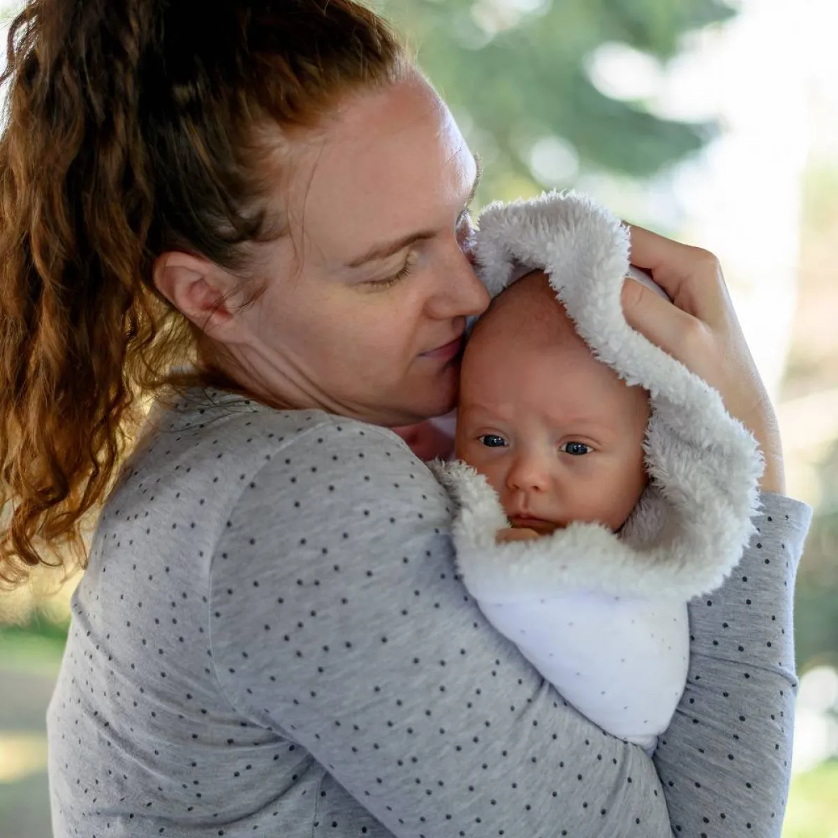 صورة لأم تحتضن طفلها