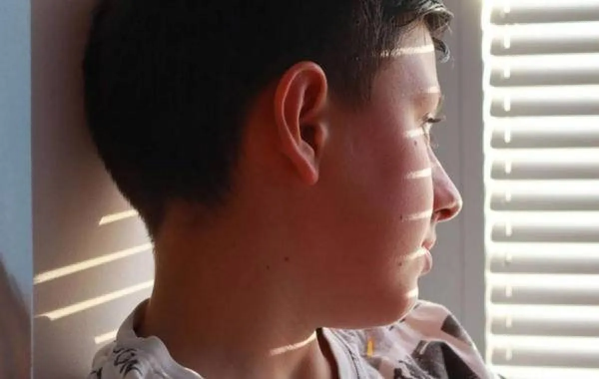 صورة لطفل يشعر بالضياع