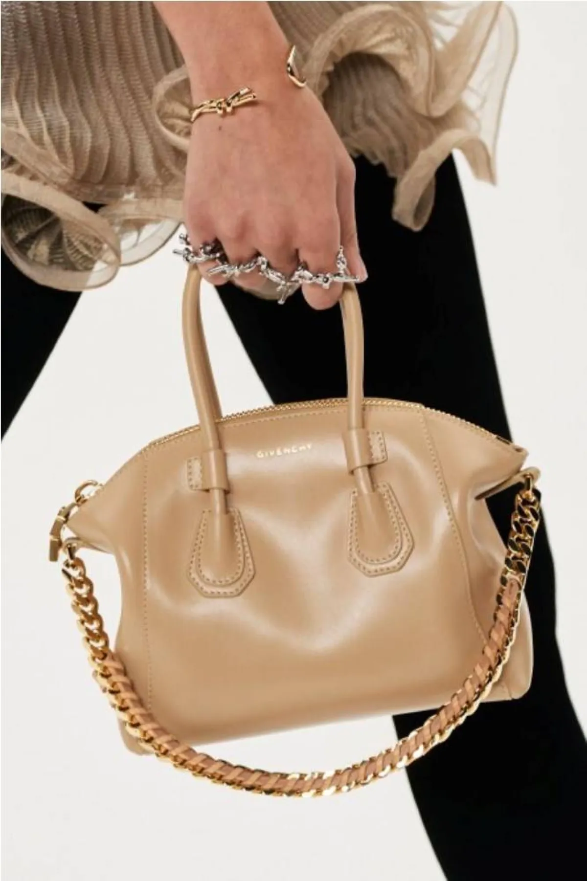 حقائب باللون البيج من جيفنشي  Givenchy