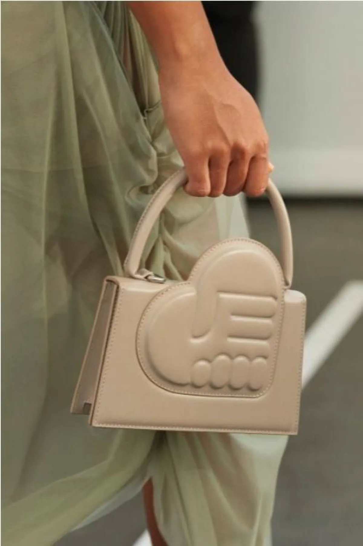 حقيبة باللون البيج من  إيستر ماناس  Ester Manas