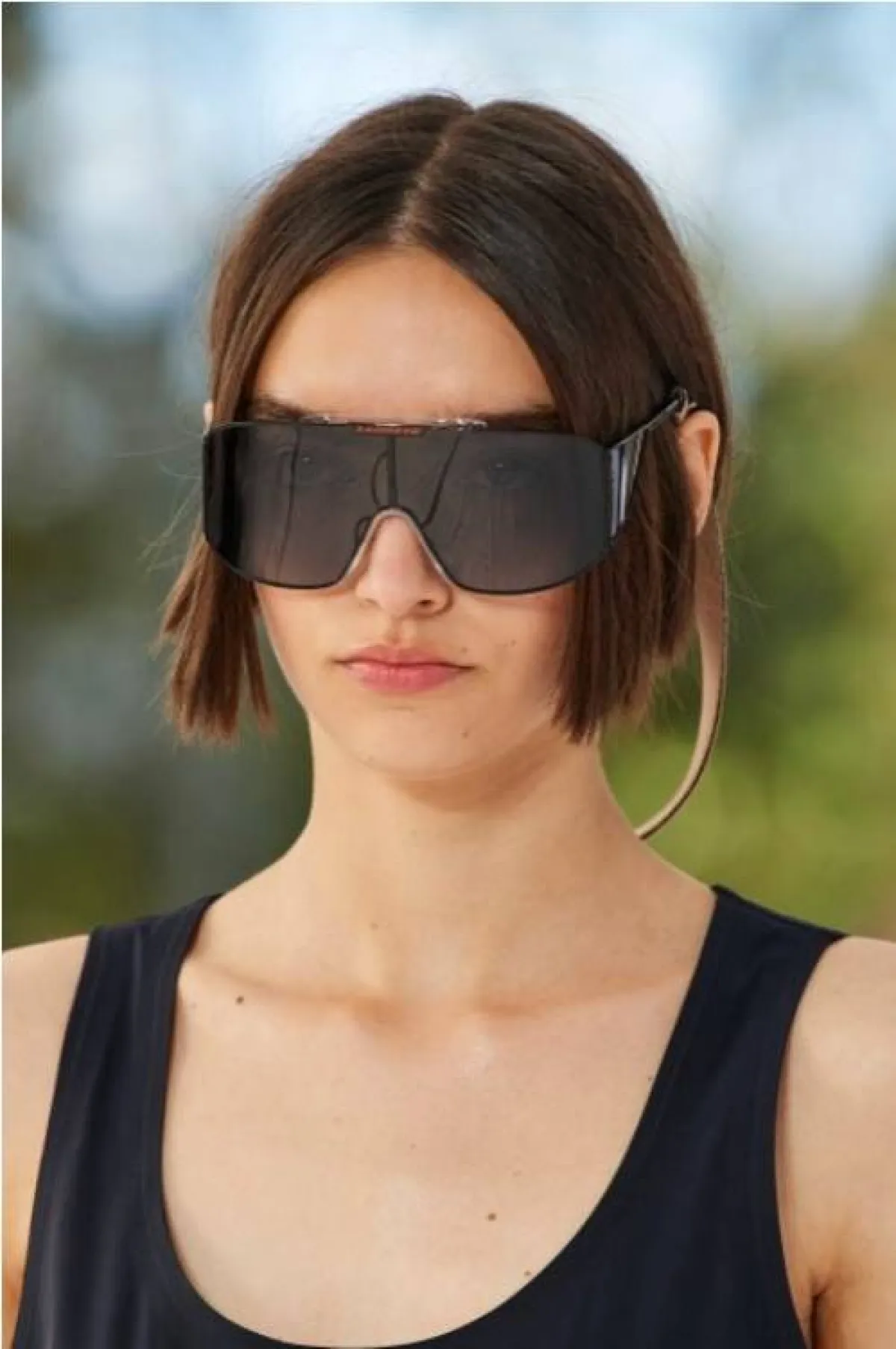 نظارات شمسية بإطارات كبيرة من لاكوست  Lacoste