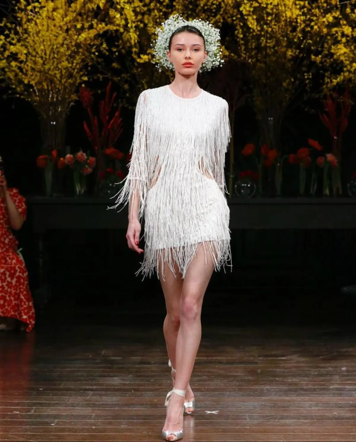 فستان زفاف قصير مُزين بالشراشيب