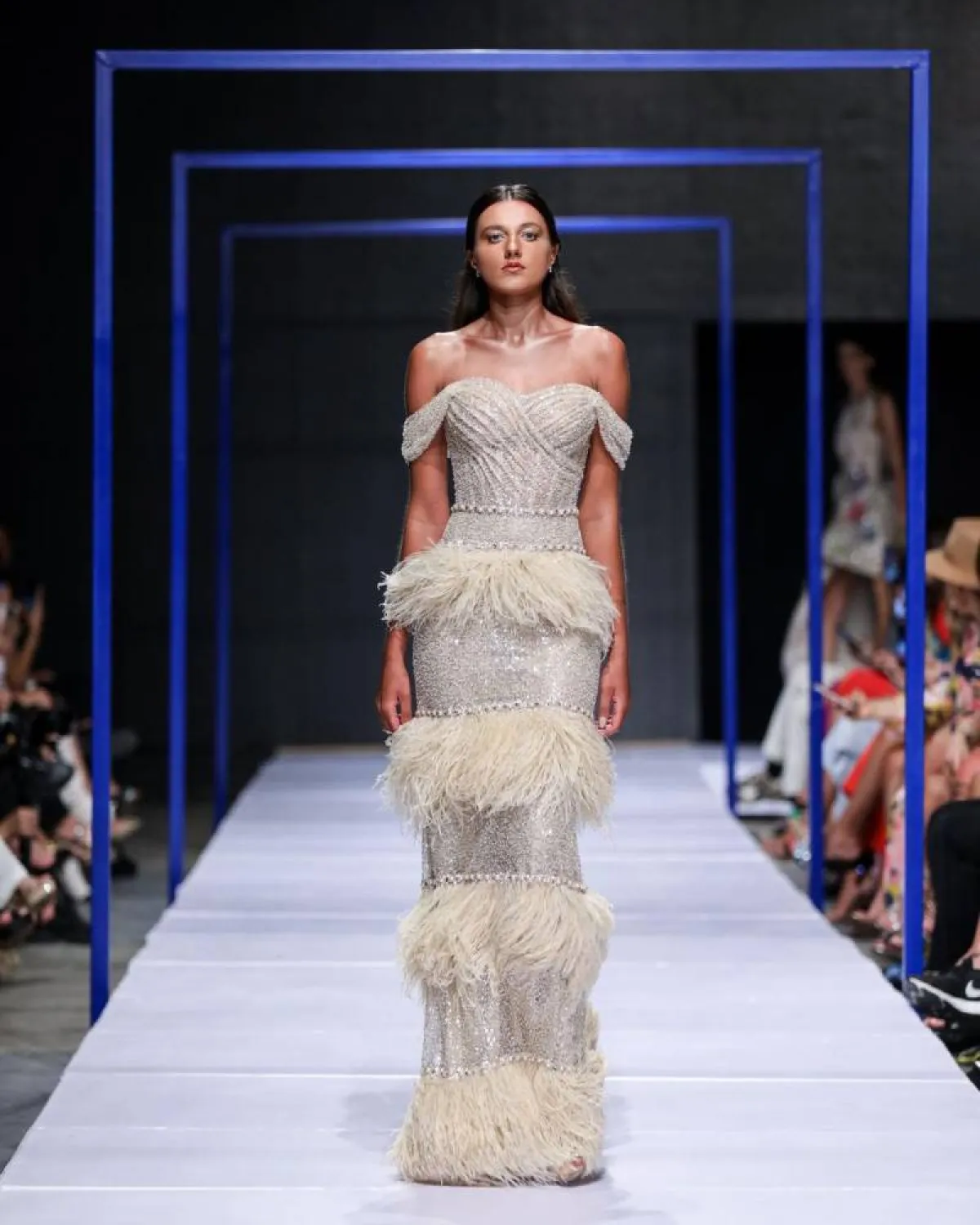 فستان زفاف ماكسي بطبقات من الشراشيب