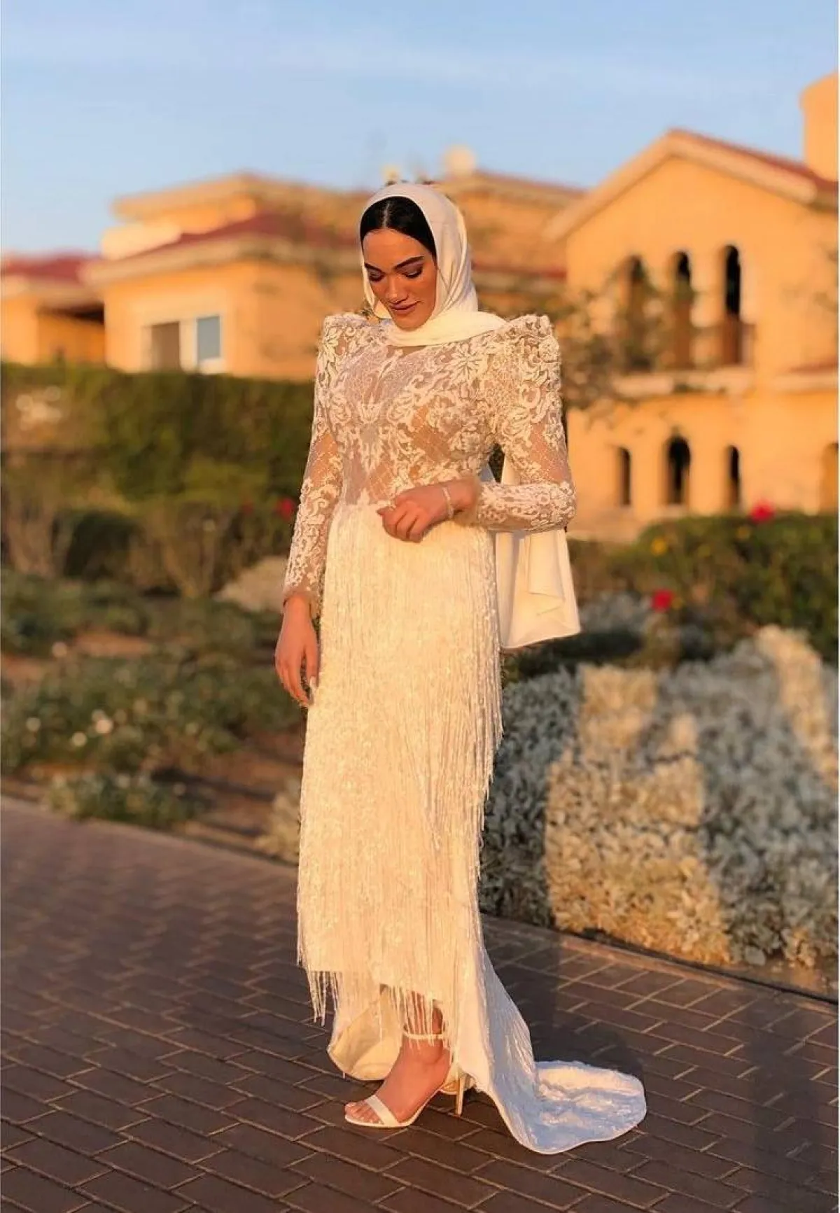 فستان زفاف ماكسي مُزين بالشراشيب