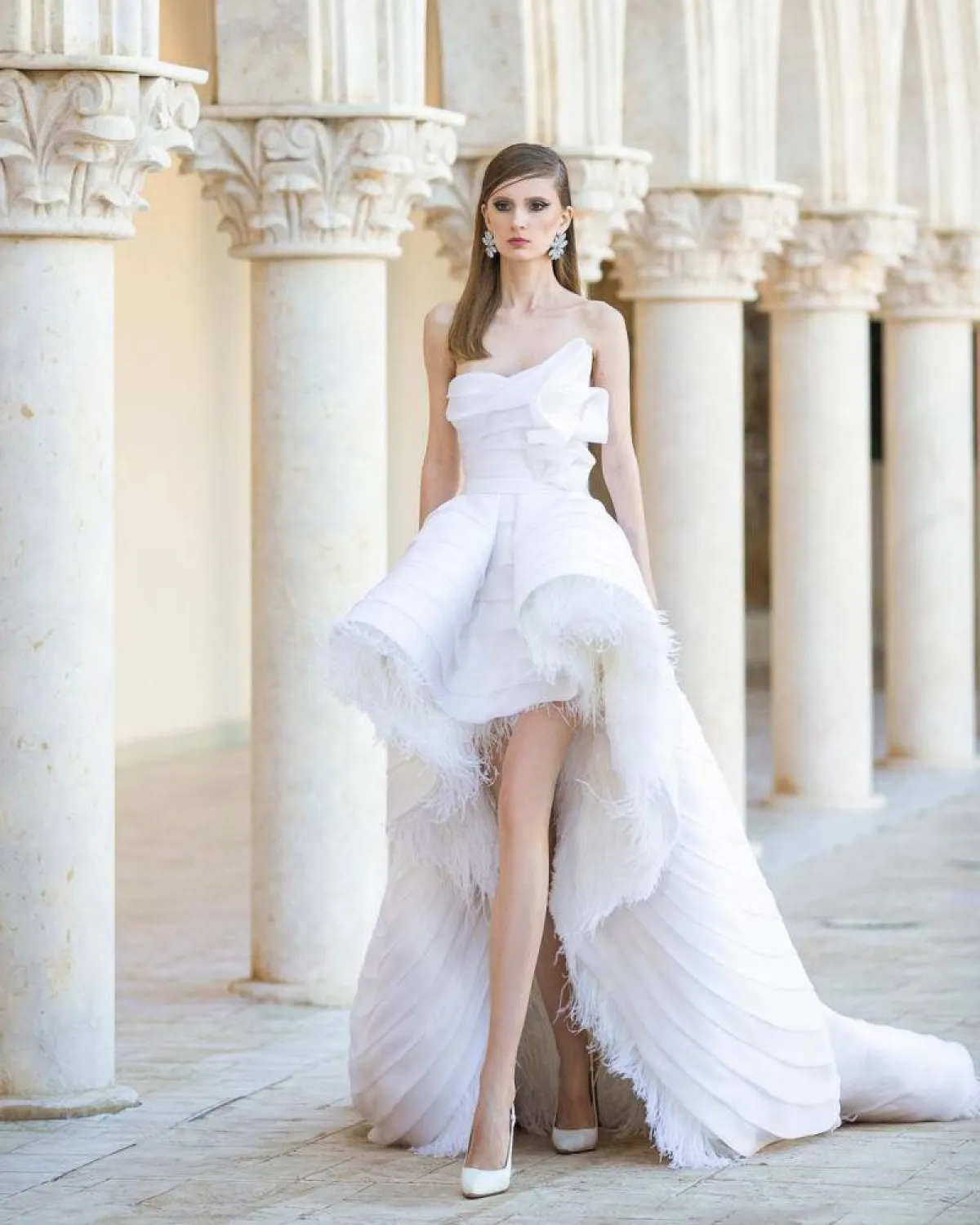 فستان زفاف بتنورة منفوشة مُزين بالشراشيب