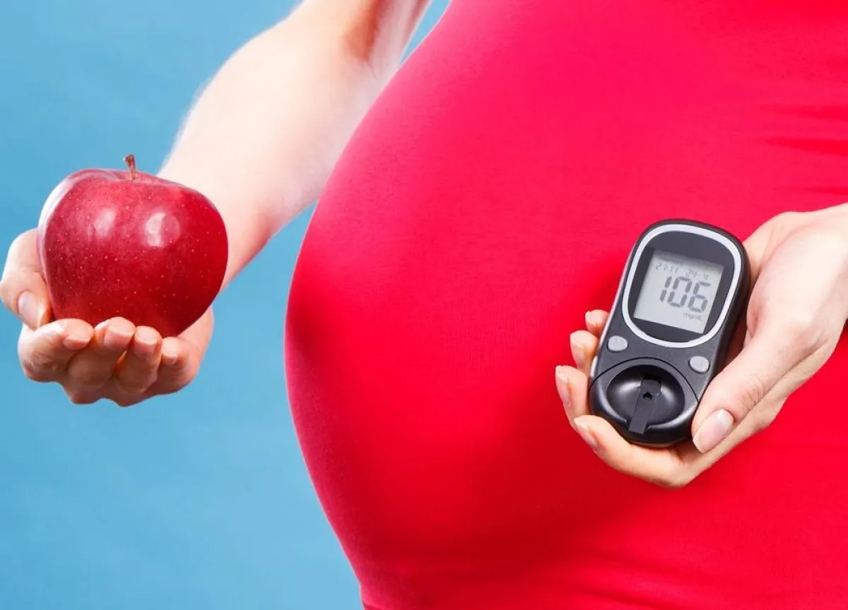 صورة لحامل تحرص على صحتها 