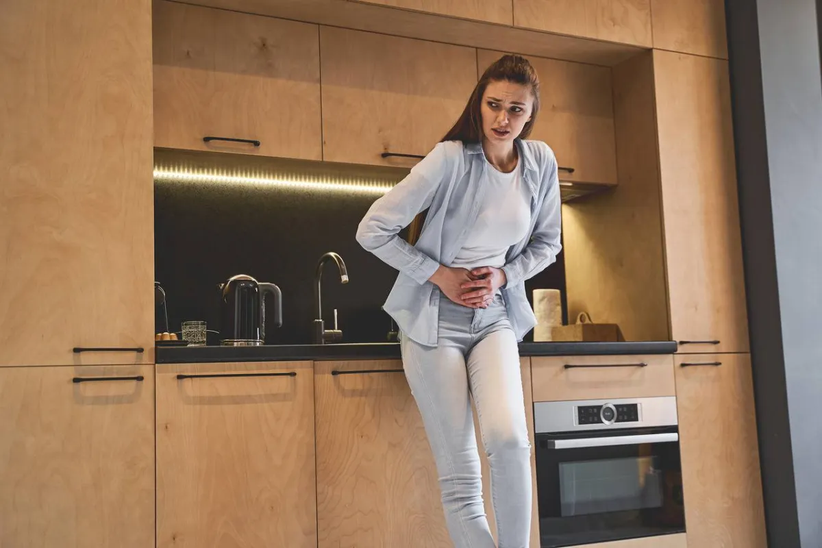صورة لامرأة تعاني من آلام البطن