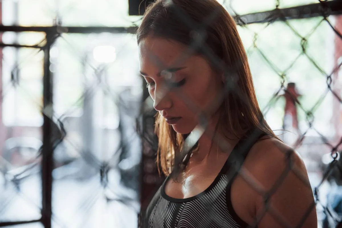 صورة لامرأة حزينة