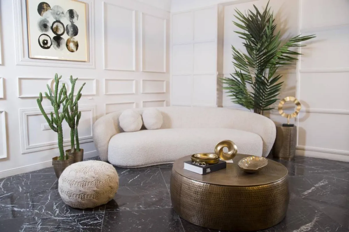 من الهامّ البعد عن اختيار الصوفا المرتفعة لمجلس منخفض السقف     