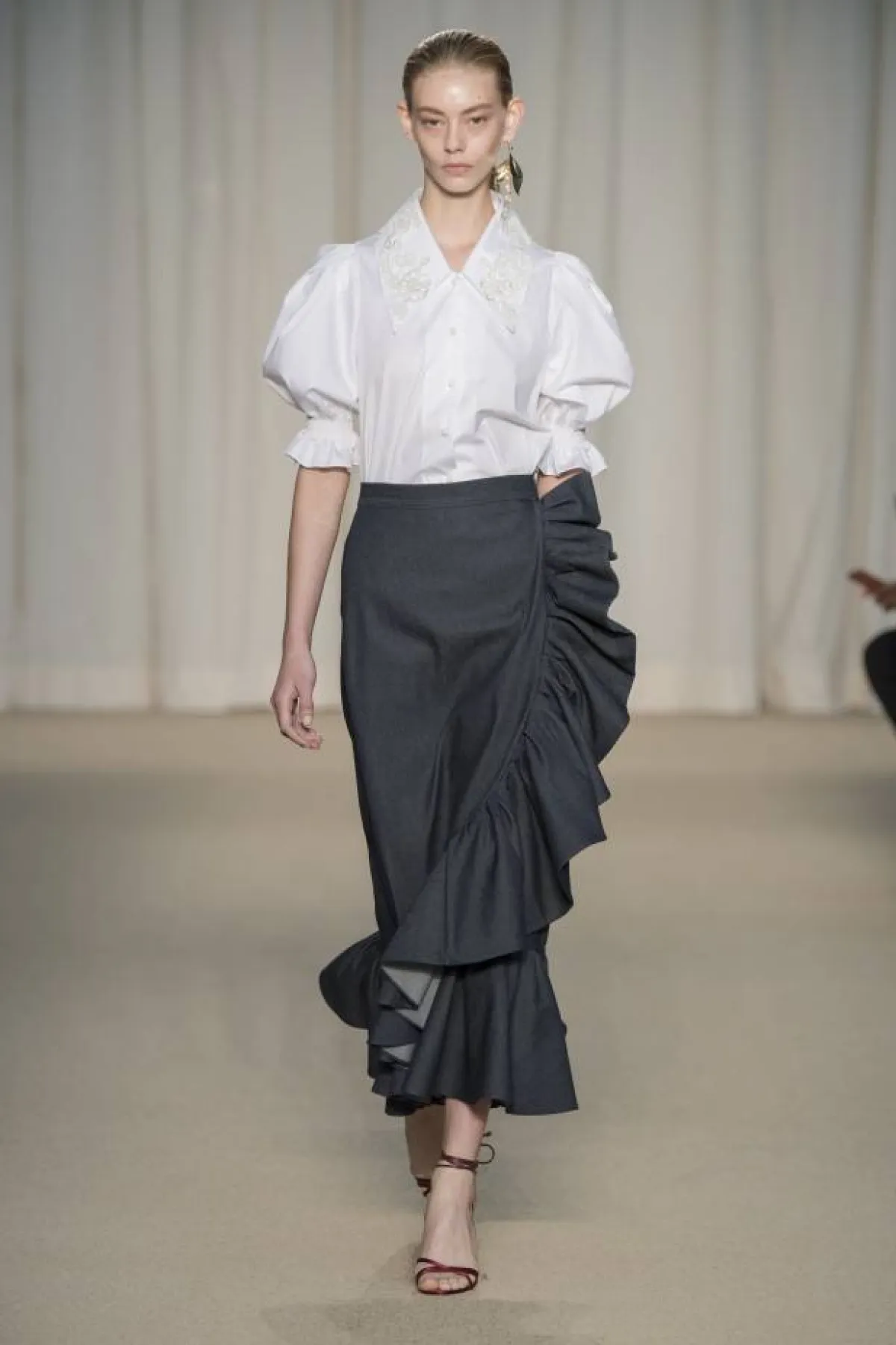 تنورة باللون الأسود مع كشكش عريض وقميص باللون الأبيض