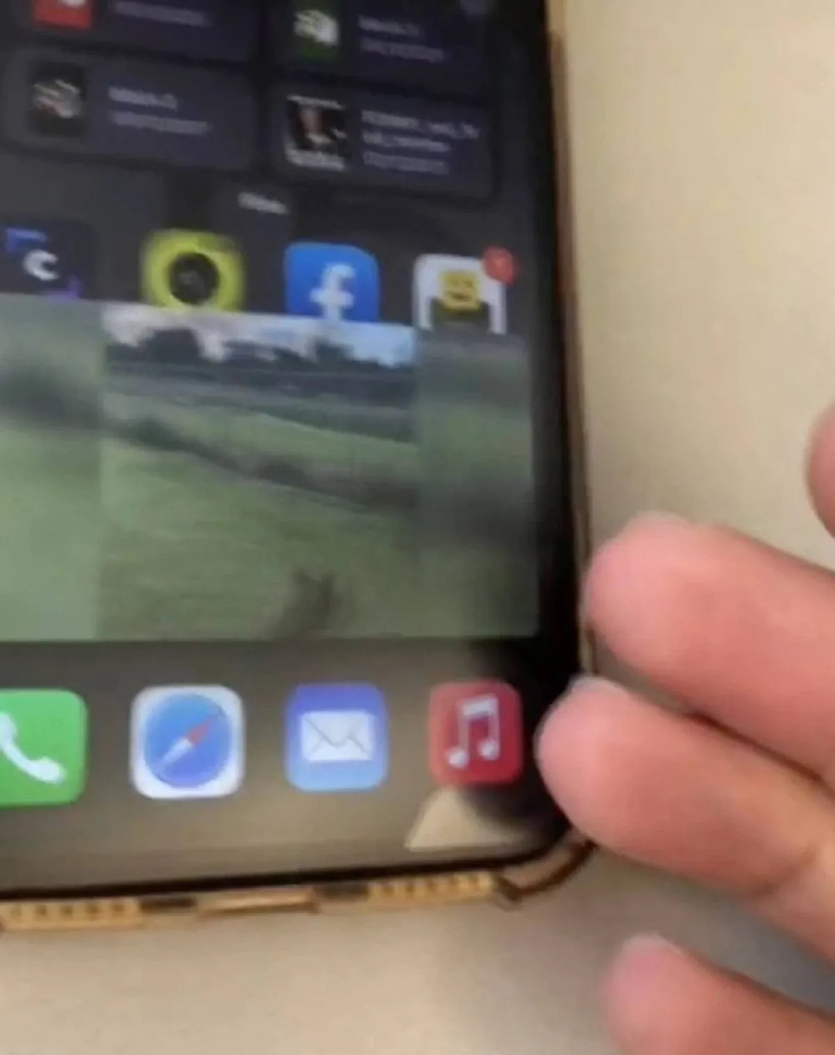 صورة لمشاهدة فيديوهات يوتيوب خلال تصفح الهاتف