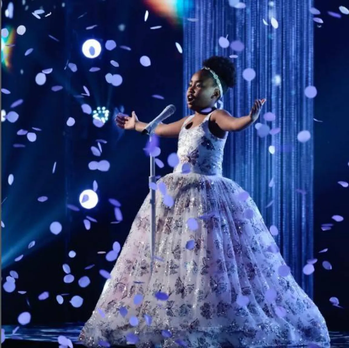 أصغر مطربة أوبرا بالعالم بعمر عشر سنوات