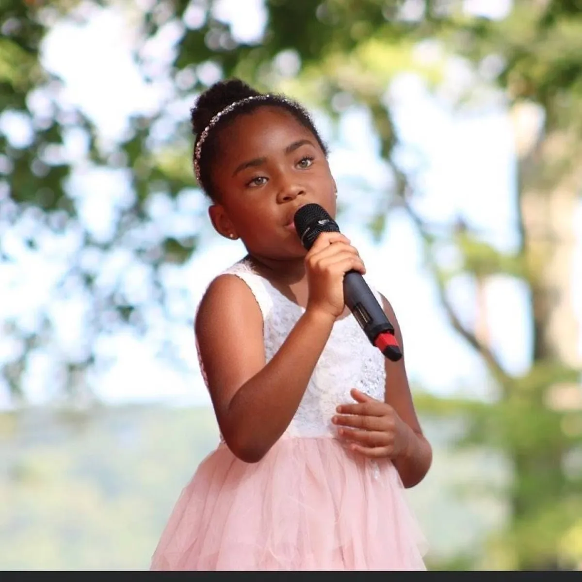 أصغر مطربة أوبرا بالعالم بعمر عشر سنوات