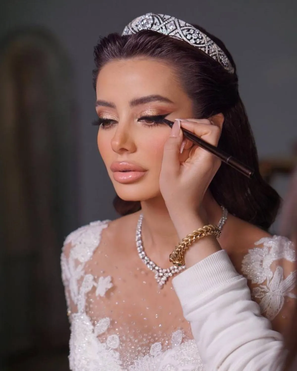 استخدمي الجليتر على الجفن المتحرك