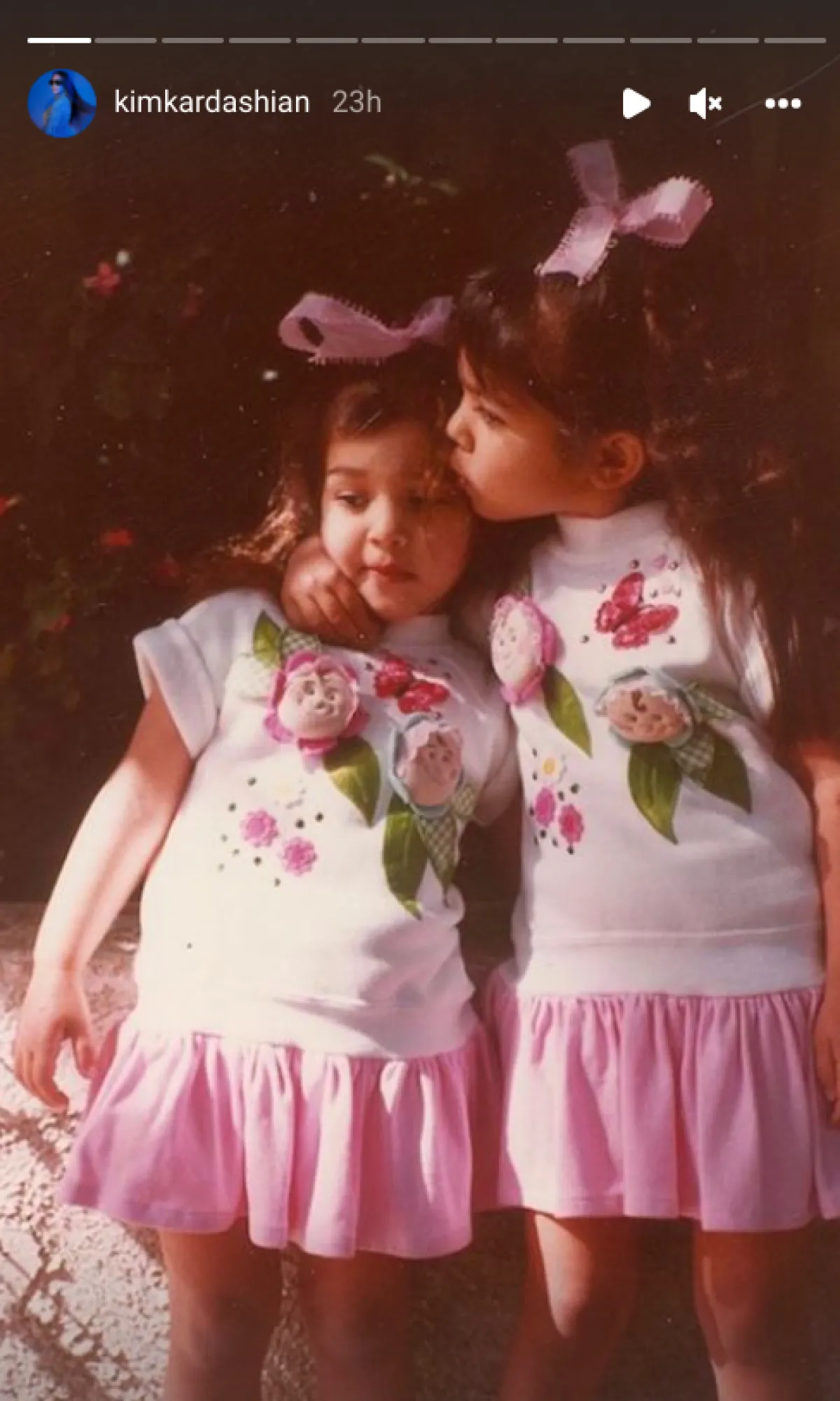 كيم وكورتني كارداشيان في مرحلة الطفولة- الصورة من ستوري كيم كارداشيان