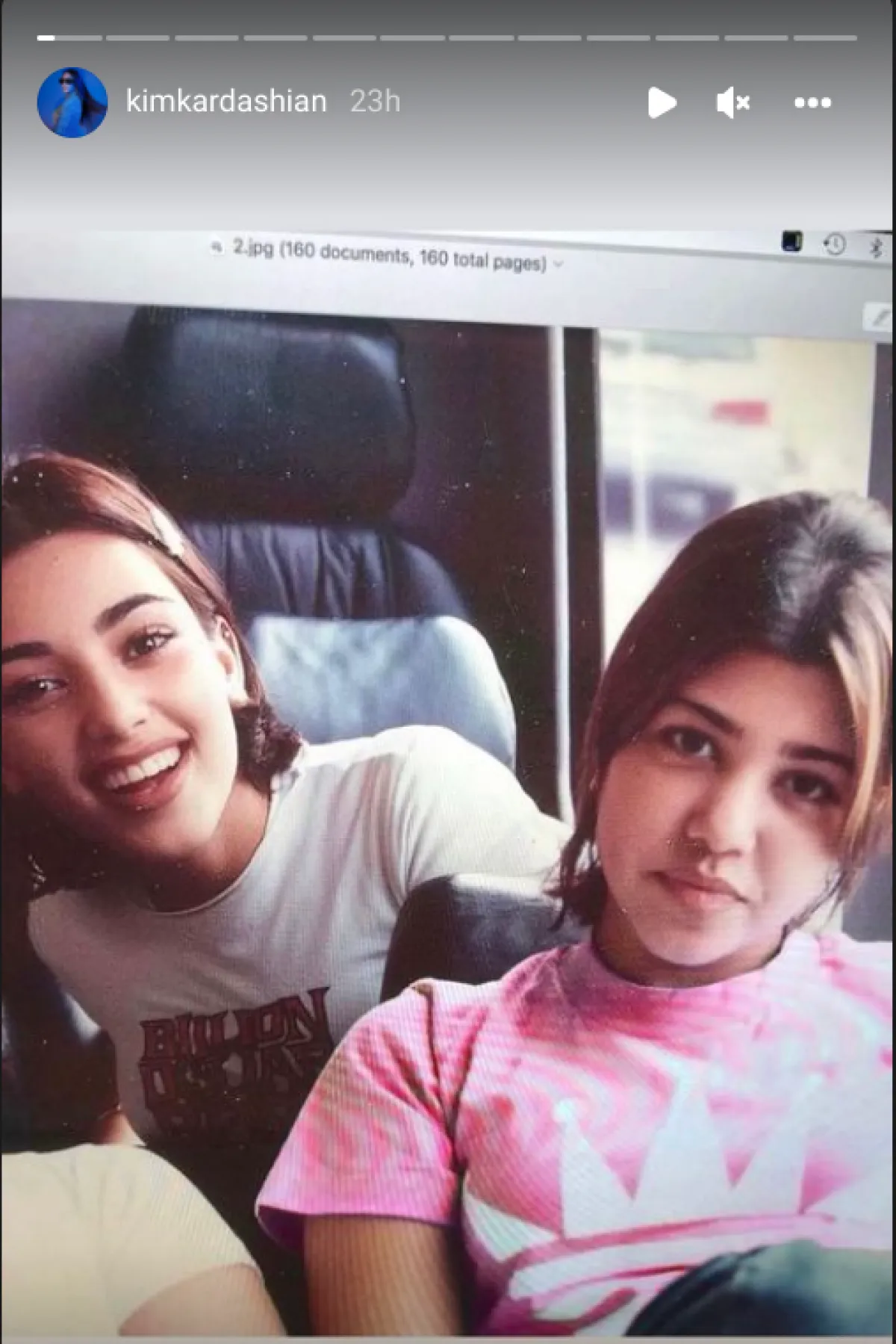 كيم وكورتني كارداشيان في مرحلة الطفولة- الصورة من ستوري كيم كارداشيان