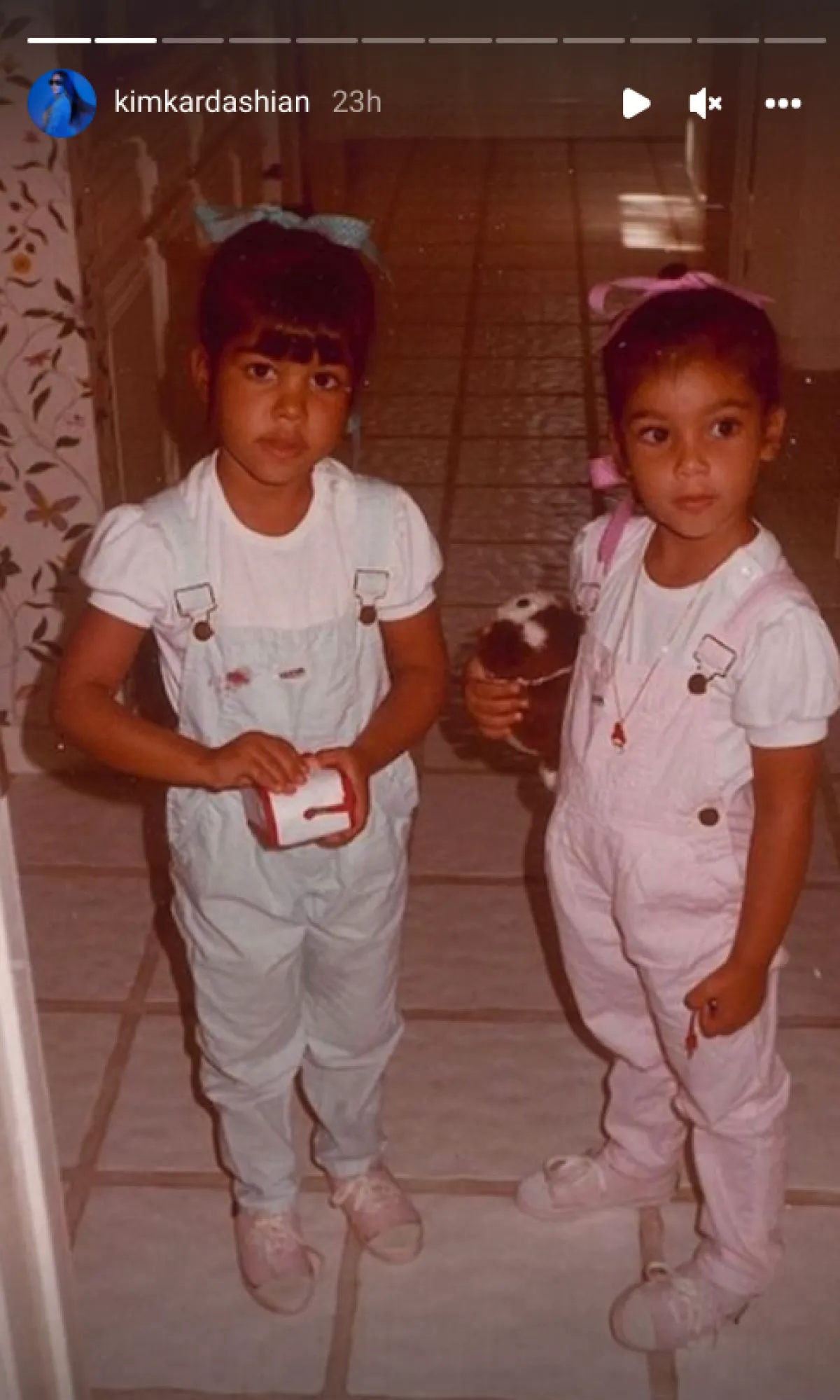 الشقيقات كارداشيان في مرحلة الطفولة- الصورة من ستوري كيم كرداشيان