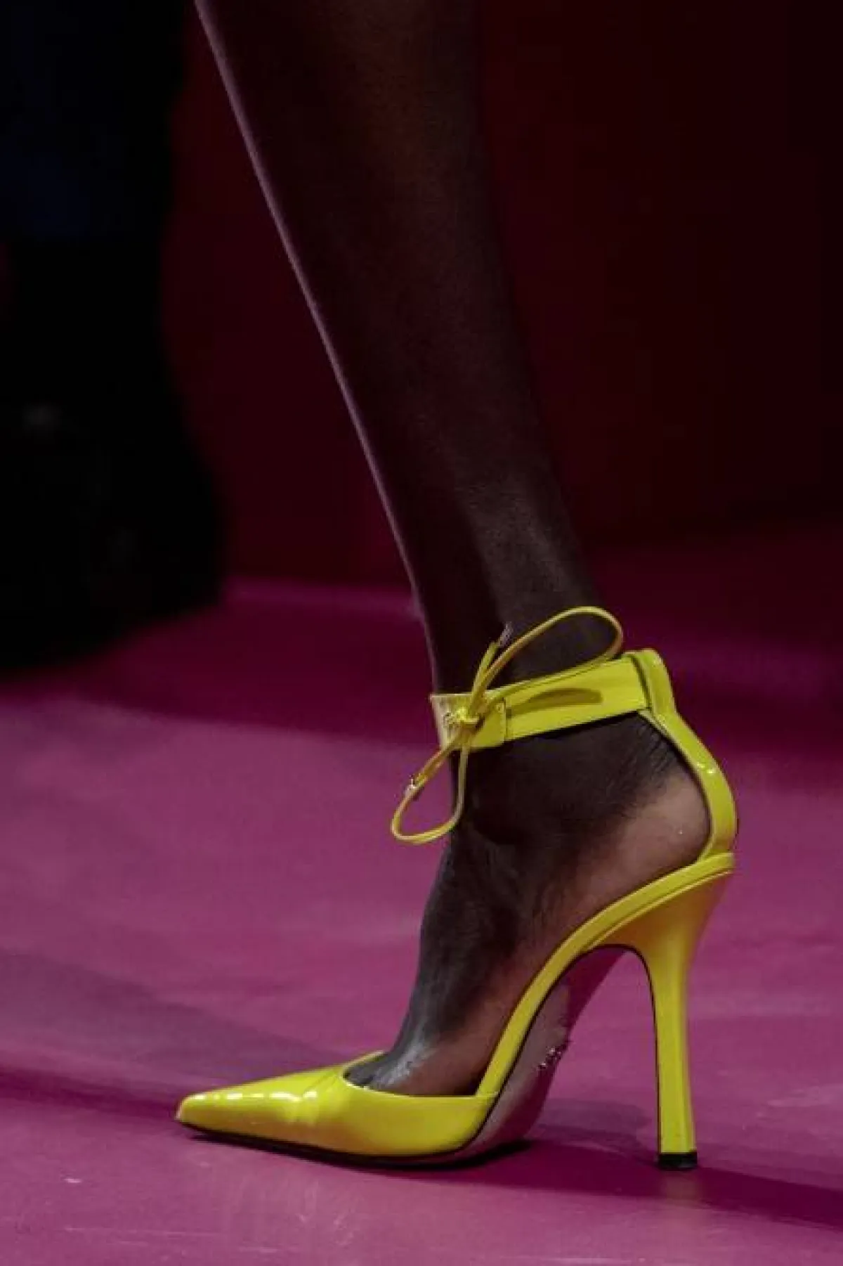 حذاء باللون الأصفر من بلومارين Blumarine 