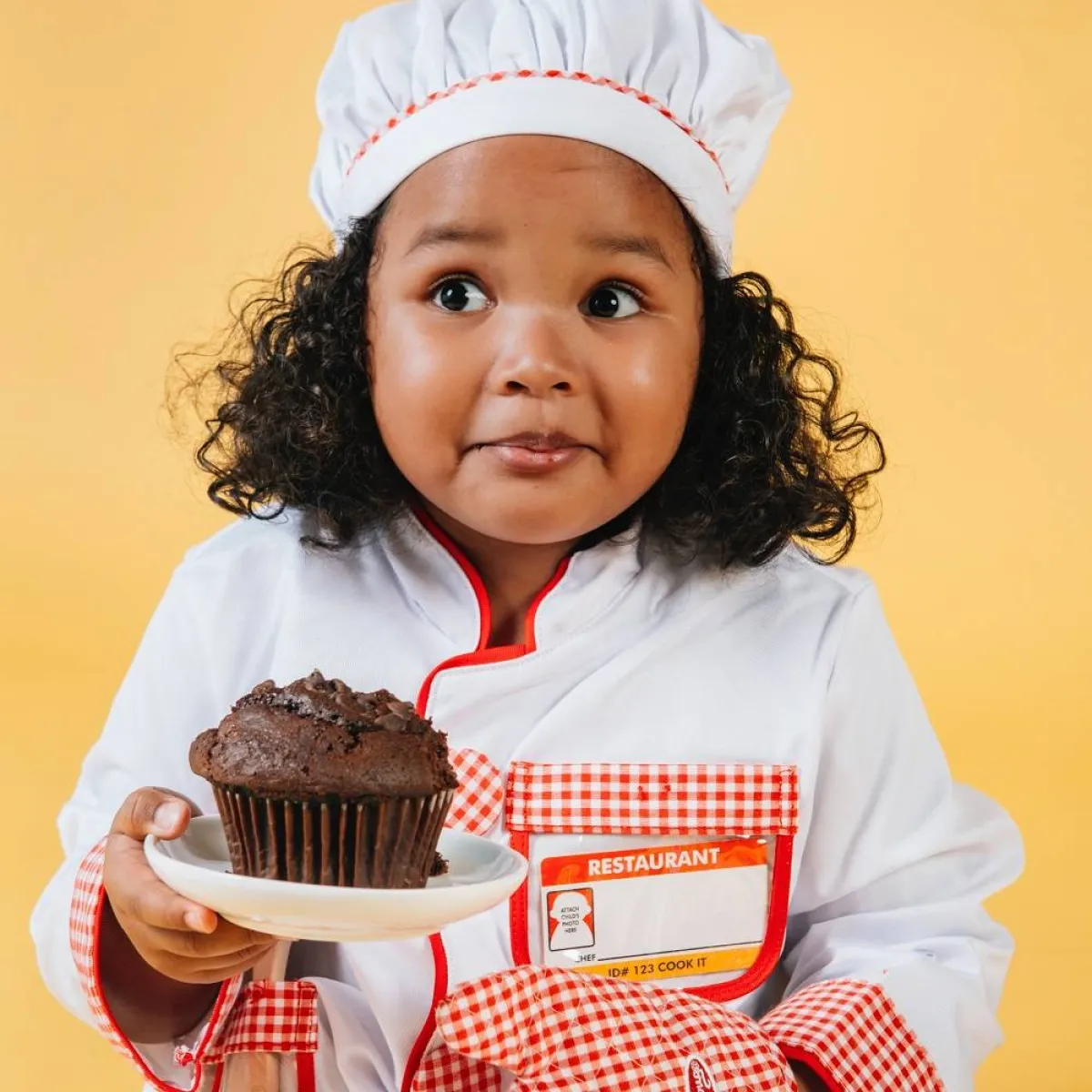 صورة لطفلة تمسك بالحلوى