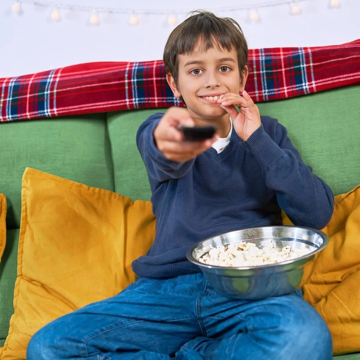 صورة لطفل يأكل ويشاهد التليفزيون