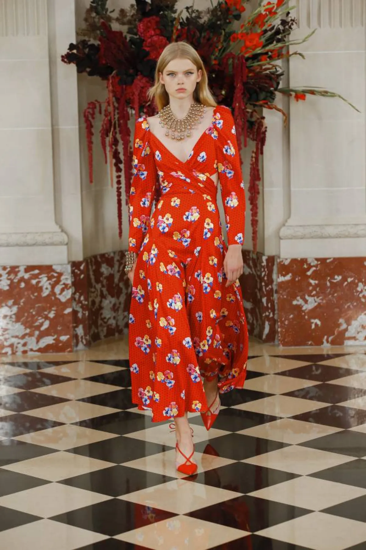 فستان ميدي باللون الأحمر من كارولينا هيرارا Carolina Herrera 